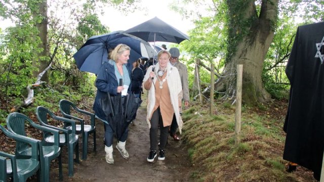 4. Boukje Tijhuis begeleidt de burgemeester naar de plek